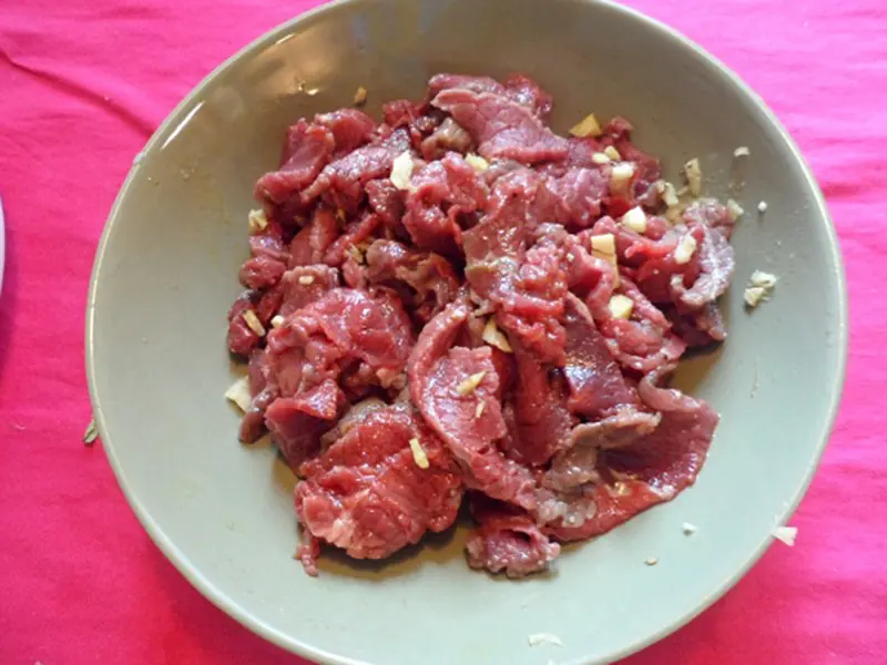 เคล็ดลับหมักเนื้อวัวให้นุ่มฉ่ำ เพียงเติมสิ่งนี้ก่อนผัด