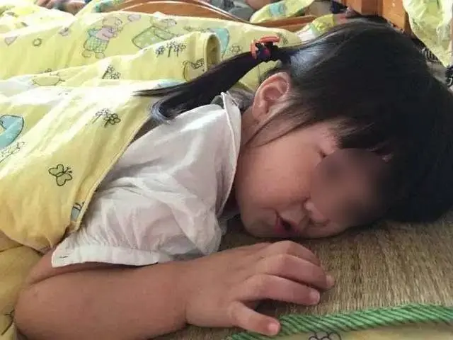 ลูกสาว 6 ขวบ นอนคนเดียว แต่บ่นตลอดว่า "เตียงแคบ" เอะใจเช็กกล้องวงจรปิด แม่ปล่อยโฮ!