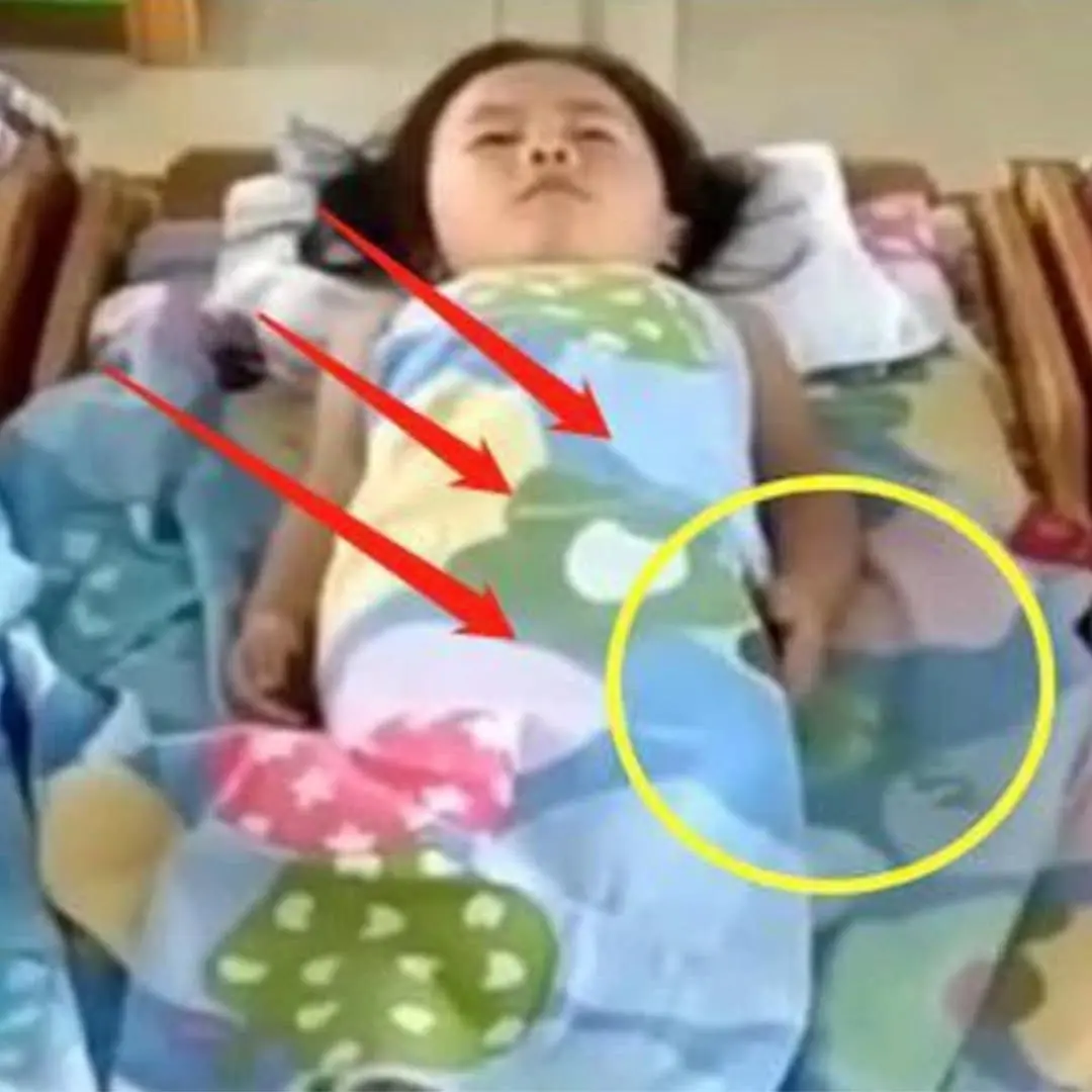 คุณครูส่งคลิปลูกสาวนอนกลางวันมาให้ แม่เห็นมือลูก ร้องไห้ทันทีเพราะเห็นสิ่งนี้!