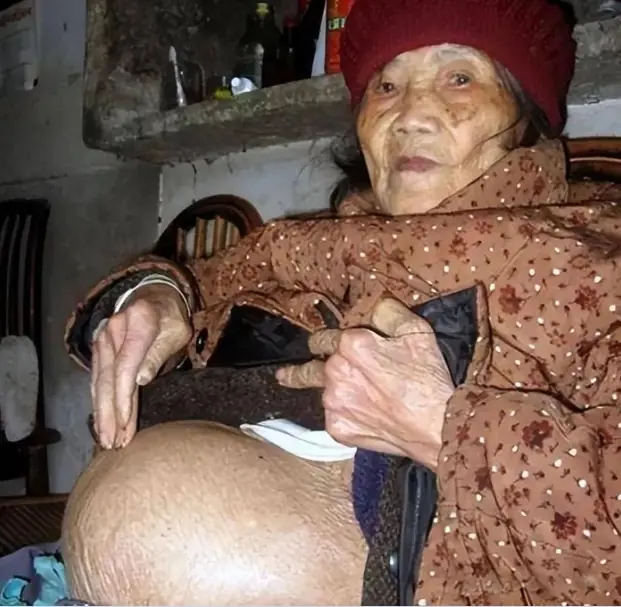 หญิงวัย 91 หกล้มไปหาหมอ อึ้งตรวจพบว่า "ท้อง" ลูกชายวัย 60 รู้ความลับถึงกับร้องไห้
