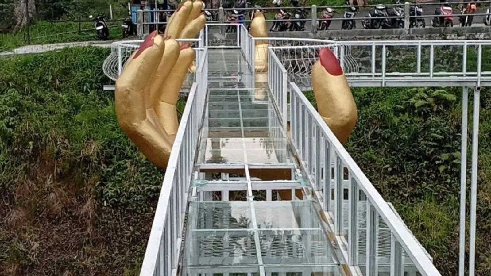 ช็อกนักท่องเที่ยว! สะพานกระจกแตกกลางอากาศ ร่วงจากความสูง 15 เมตร ดับ 1 เจ็บ 1