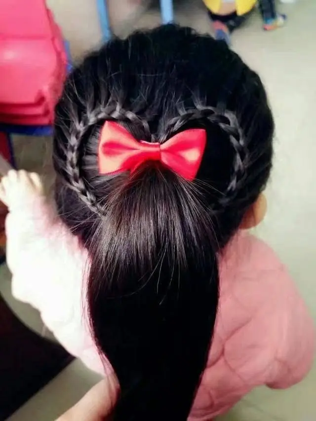 งานเข้า! ครูอนุบาลถักผมให้เด็ก ทำแม่ปรี๊ดแตก ลากลูกสาวไปห้อง ผอ. ร้องไล่ครูออก