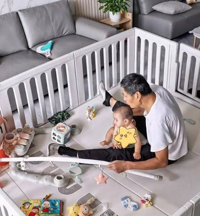ฝากพ่อสามีเลี้ยงหลานแค่ 30 นาที สะใภ้เปิดกล้องดูถึงกับน้ำตาซึม เห็นภาพอบอุ่นที่ไม่มีวันลื