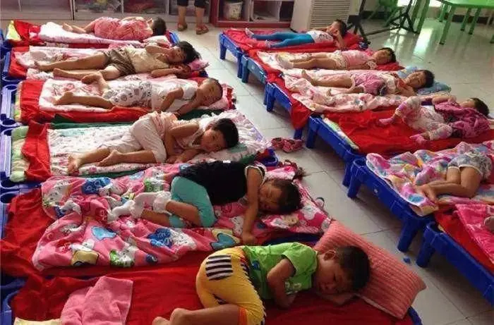ครูส่งรูปเด็ก "นอนกลางวัน" เข้าแชทกลุ่ม ก่อนรีบลบใน 10 วิ แต่แม่ๆ เห็นแล้วเอ๊ะ เซฟไว้ทัน!