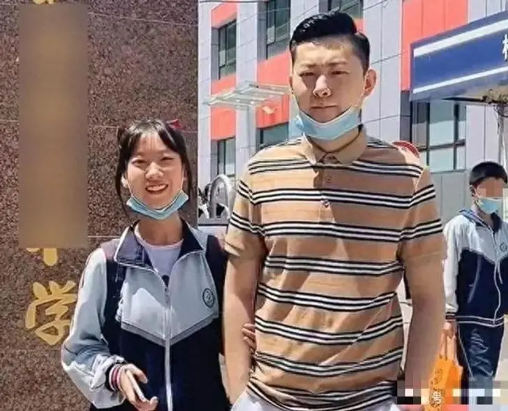 หนุ่มหล่อมารับ นร.หญิง ครูเห็นแล้วไม่สบายใจ ถึงขั้นเชิญผู้ปกครอง ก่อนพ่อเฉลยพีกมาก