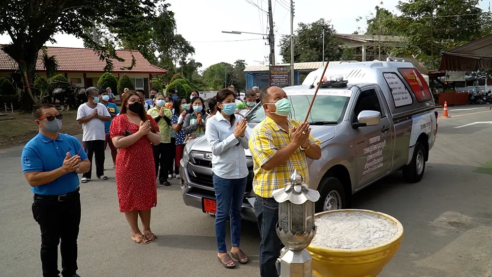 คอหวยจ้องเขม็ง ขณะเจ้าของโรงแรมดังนำรถป้ายแดงมาถวายไอ้ส้มฉุน หลังธุรกิจเฟื่องฟู