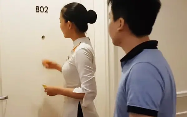 พนักงานต้อนรับโรงแรมแนะนำว่า: ควรเคาะประตู 3 ครั้งก่อนเข้าพักในห้องโรงแรม ทำไมจึงต้องทำเช