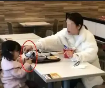 แม่ลูกสั่ง 3 เมนู แต่ไม่เตะอาหารเลย 1 ชม. เจ้าของร้านเอะใจแจ้ง ตร. ช่วยทันก่อนสูญเงินล้าน!