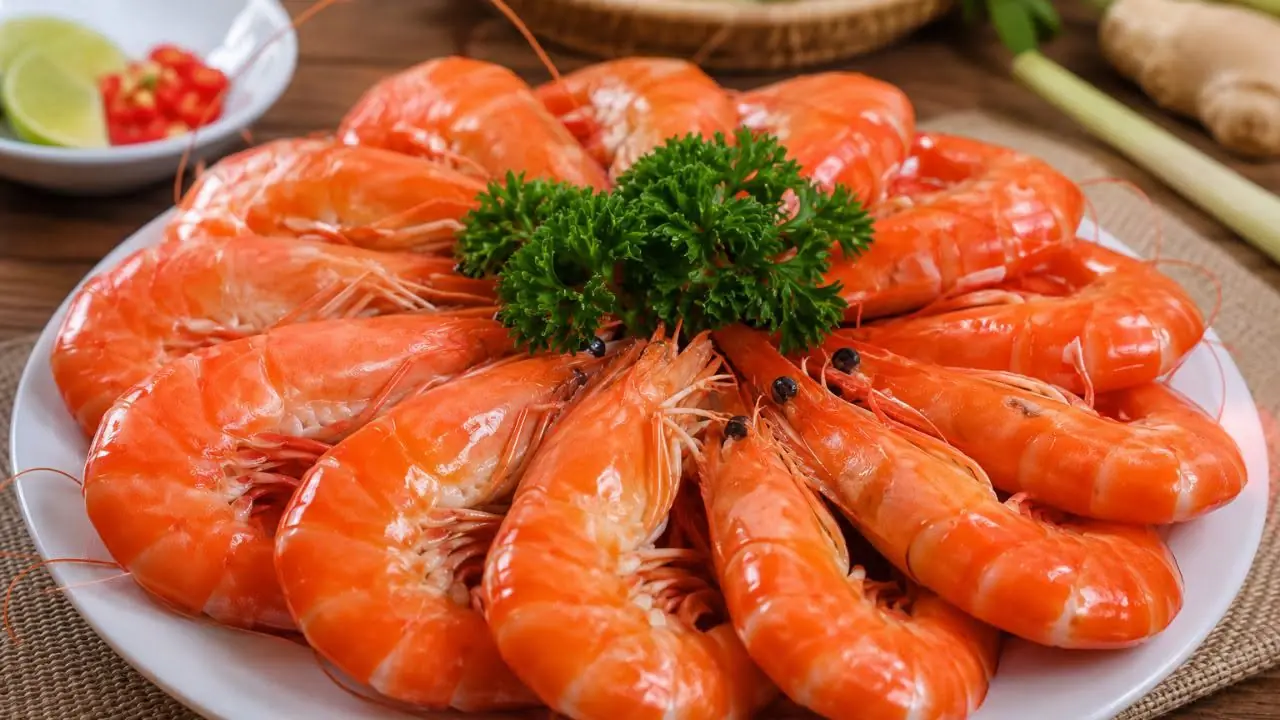 วิธีต้มกุ้งให้แดงสวย เนื้อเด้ง หอมอร่อย ไม่คาว: เคล็ดลับง่าย ๆ ที่หลายคนยังทำผิด