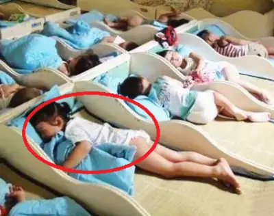 ครูส่งรูปเด็ก "นอนกลางวัน" เข้าแชทกลุ่ม ก่อนรีบลบใน 10 วิ แต่แม่ๆ เห็นแล้วเอ๊ะ เซฟไว้ทัน!