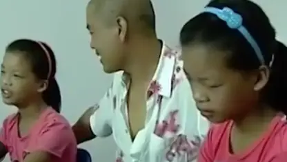 จู่ๆ ลูกสาวฝาแฝด "เสียงแหบ" พ่อขมขื่น เพิ่งรู้ความลับที่เมียทำ 10 ปีก่อน ช็อกทั้งบ้าน!