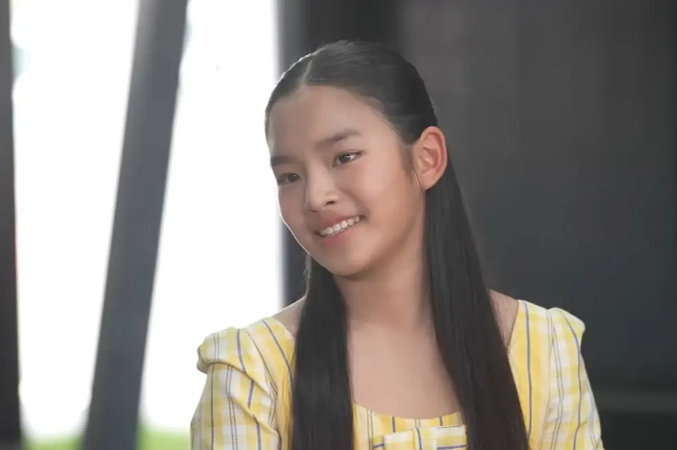 "น้องปีใหม่" ขึ้นแท่นเป็นพิธีกรแล้ว ลุคนี้สวยหวานดีเอ็นเอพรีเมียมจาก "แม่แอฟ"