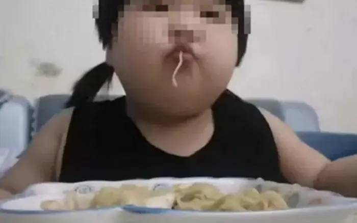 อุทาหรณ์พ่อแม่! ลูกสาว 8 ขวบ “ไ.ขมั.นพ.อกรุนแ.รง” เพราะเมนูที่แทบทุกบ้านมี