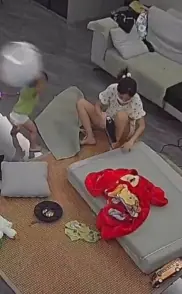 แม่ใช้ไดร์เป่าผมอยู่ ลูกถือลูกโป่งมาฟาดหน้า ไฟลุกพรึบเผาทั้งเป็น ลุกหนียังโดนด่าซ้ำ!