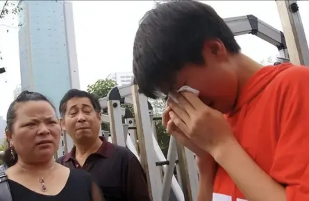 นร.ดีเด่น คะแนนสอบอันดับ 1 แต่ทุกมหาลัยชั้นนำ "ปฏิเสธ" เหตุผลช็อก พ่อแม่รังแกฉัน!