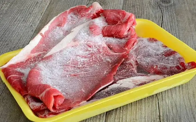 เนื้อไก่สามารถเก็บไว้ในช่องแช่แข็งได้นานแค่ไหน? พร้อมเคล็ดลับการเก็บรักษาที่ถูกต้อง