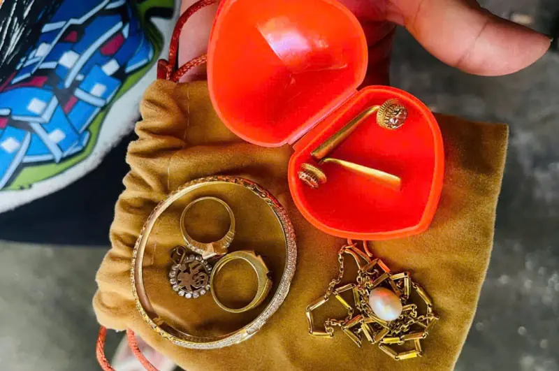 ผัวตกงาน... เมียกัดฟันหอบ "ทองสินสอด" ไปขาย แต่โดนร้านตะเพิด เพราะกระดาษใบเดียว!!