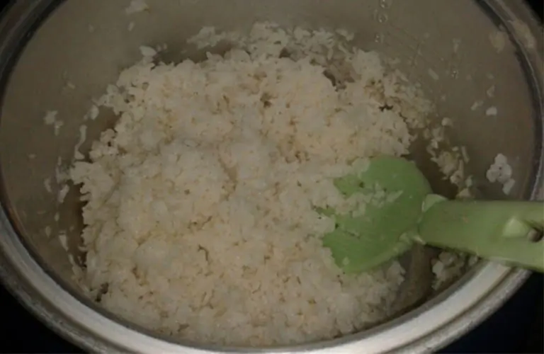 ข้าวที่ทิ้งไว้ในหม้อหุงข้าวค้างคืนยังกินได้ไหม: วันนี้ฉันถึงกับสะดุ้งเมื่อรู้คำตอบ...