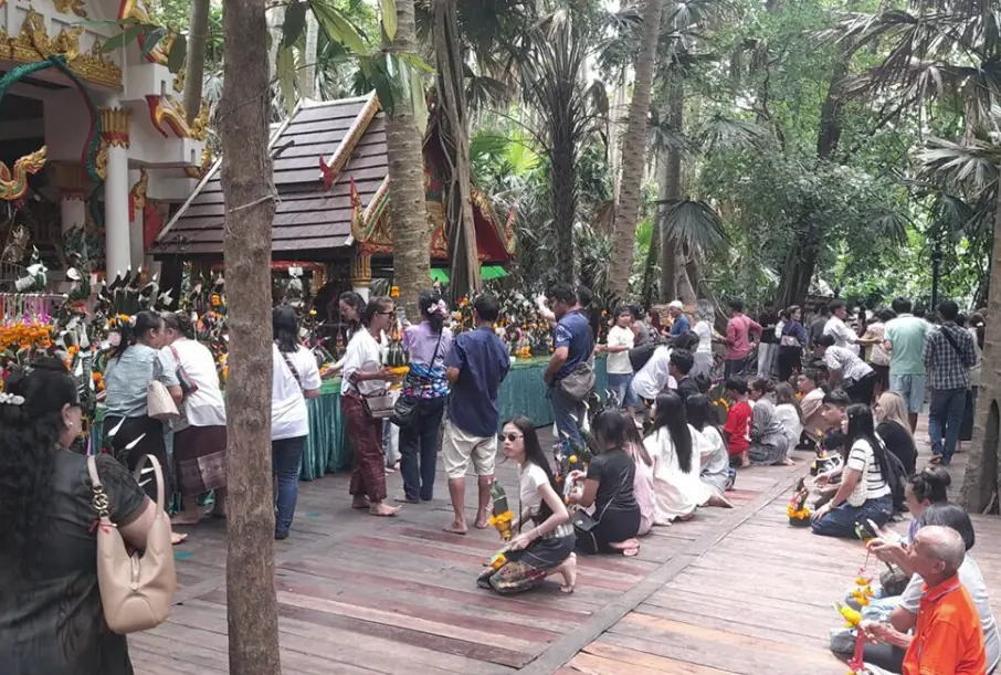 คืนวันจันทร์ซ้อนจันทร์ แห่ส่องขันน้ำมนต์ พ่อจ้ำ คำชะโนด น้ำตาเทียนสวยมาก