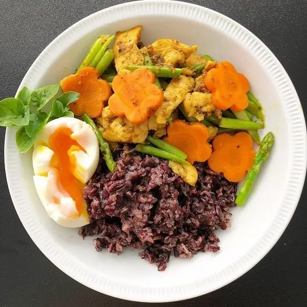 ไขข้อสงสัย ทำไมกินอิ่มแล้วถึงง่วงนอน? พร้อมเตือนอาหารสามกลุ่มที่ต้องระวังเพื่อสุขภาพที่