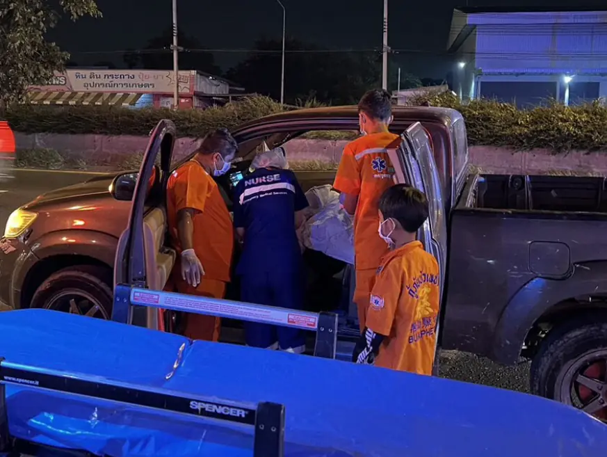 ไปไม่ทันถึงรพ. แม่ท้องแก่อั้นไม่ไหว คลอดลูกสาว คารถกระบะ