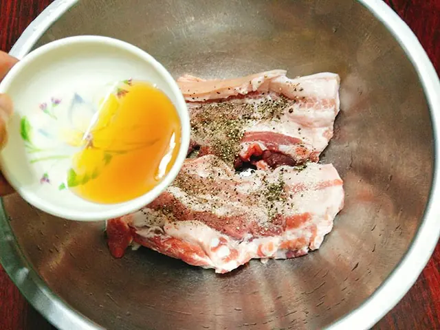หมูสามชั้นทอดกรอบนอกนุ่มใน ทำตามเคล็ดลับพ่อครัวไทยได้ง่ายๆ ที่บ้าน