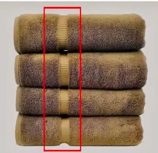 ทำไมผ้าขนหนูถึงมีแถบลายยาวอยู่ตรงกลาง? ความลับที่หลายคนใช้ทุกวันแต่ไม่เคยรู้