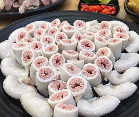 การต้มลำไส้หมูโดยใช้น้ำเดือดหรือน้ำเย็นก็ผิดทั้งคู่ ถ้าอยากให้ขาว กรอบ ไม่ขม ต้องใช้เคล