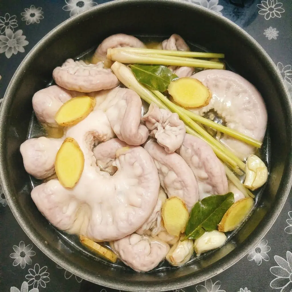 ต้มไส้หมูใช้น้ำเปล่าอย่างเดียวอาจยังไม่พอ! เติม 3 สิ่งนี้ลงไป ช่วยลดกลิ่นคาว ทำให้ไส้ขาวส