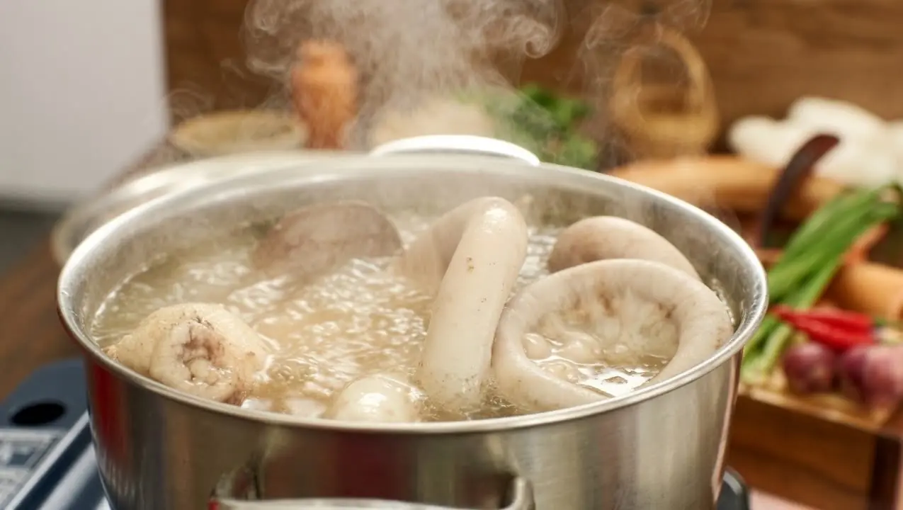 ต้มไส้หมูใช้น้ำเปล่าอย่างเดียวถือว่ายังไม่ถูกต้อง! เติมสิ่งนี้ลงไป ไส้จะขาวใส กรอบเด้ง ไ
