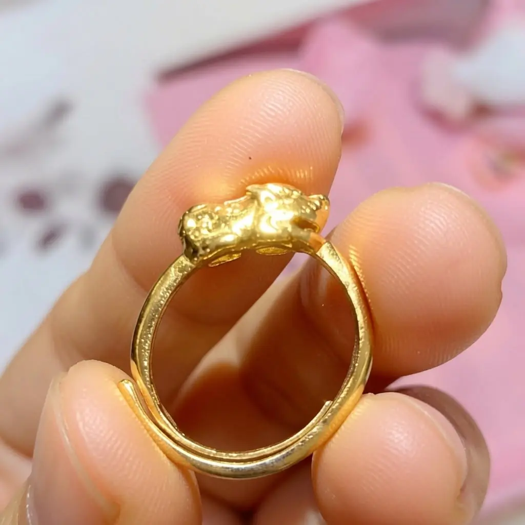 ลูกชาย 9 ขวบ ซื้อแหวนตลาดนัดมาให้ แม่ช็อกส่องเจอ "เลข 3 ตัว" รีบโทรหา ผอ.โรงเรียน