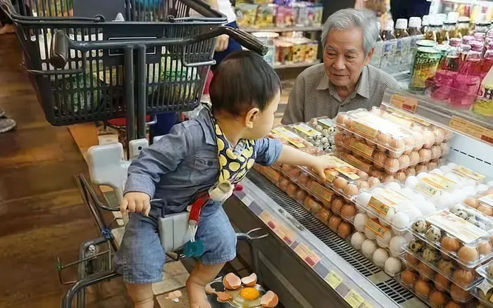 หลานชายทำไข่แตกทั้งแผงในซูเปอร์มาร์เก็ต แต่คุณปู่รับมือด้วยวิธีที่ทำให้หลายคนซาบ.ซึ้งใ.