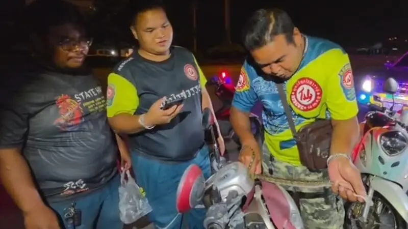 ส่องทะเบียนรถ นักฟุตบอล ลูกงูเหลือม เลื้อยออกมาจากจยย