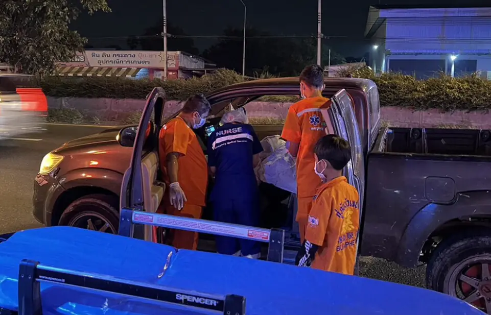 ไปไม่ทันถึงรพ. แม่ท้องแก่อั้นไม่ไหว คลอดลูกสาว คารถกระบะ