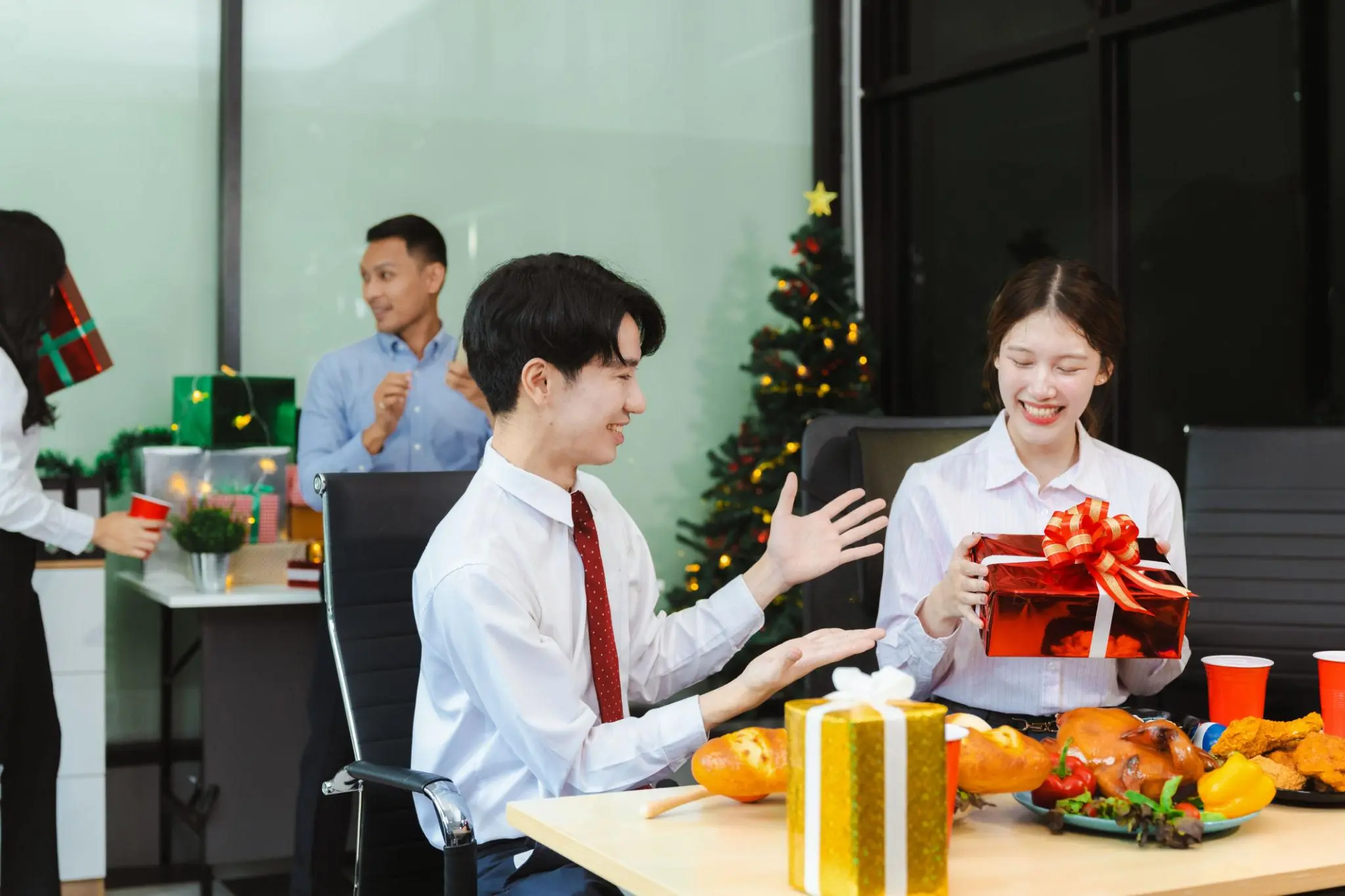 สามีจับรางวัลได้ของขวัญ แต่กลับยกให้เพื่อนร่วมงานหญิงต่อหน้าทุกคน ภรรยาเผยเหตุผลที่ทำใ