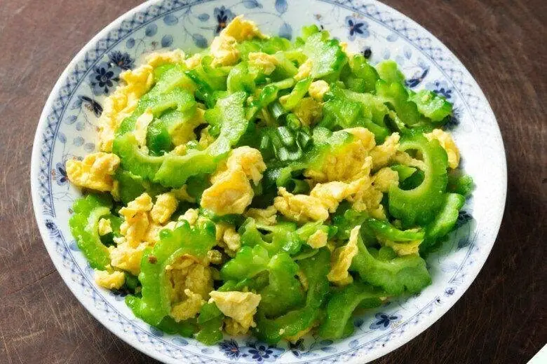 หญิงวัย 52 ปี กินมะระทุกคืนหวังลดไขมันในเลือด ผ่านไป 6 เดือน ผลตรวจสุขภาพทำเอาอึ้ง