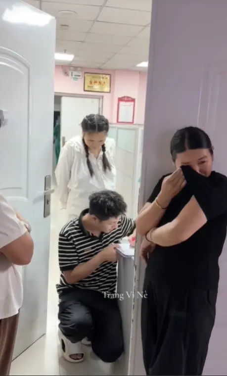 ฉากเดียวไวรัล พ่อเซ็นเอกสารหน้าห้องคลอด แต่คนโฟกัส "ยาย-ย่า" อารมณ์ต่างกันสุดขั้ว