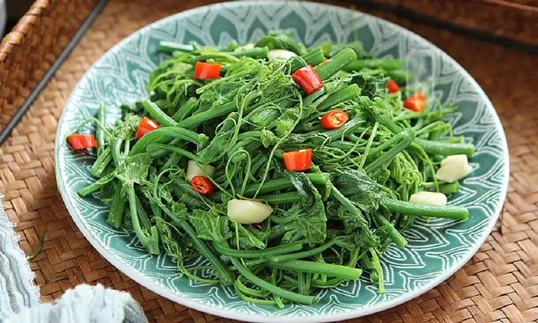 ผักพื้นบ้านที่หลายคนมองข้าม! อุดมด้วยธาตุเหล็กสูงกว่าที่คิด จนถูกขนานนามว่าเป็น “ยาบำรุ