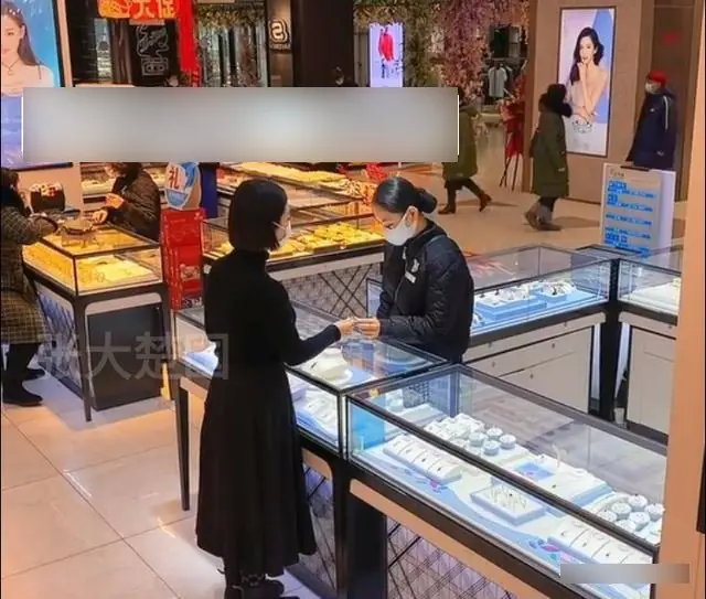 หญิงสาวนำแหวนเพชรที่อดีตสามีเคยให้ไปขาย แต่ถึงกับอึ้งเมื่อได้ยินคำพูดของพนักงานร้านทอ