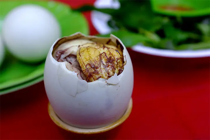 คัดอย่างไรให้โดนใจ? เผย 4 วิธีแยก 'ไข่เป็ดตัว' อ่อนหรือแก่ เลือกอร่อยได้ตรงสเปก!