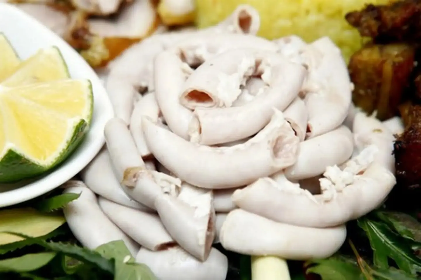 การต้มลำไส้หมูโดยใช้น้ำ เดือดหรือน้ำเย็นก็ผิดทั้งคู่ ถ้าอยากให้ขาวกรอบไม่ขม ต้องการใช้ส