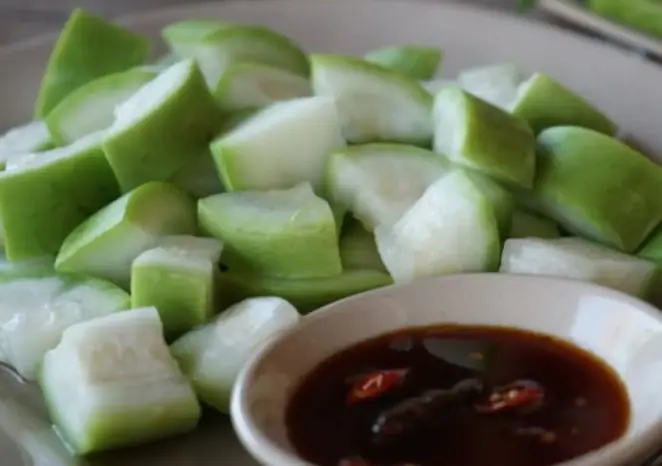 หญิงป่วยไตวายเฉียบพลันหลังกินอาหารมื้อเดียว แพทย์เตือน "ผักชนิดนี้มีพิษ ไม่ควรกิน"