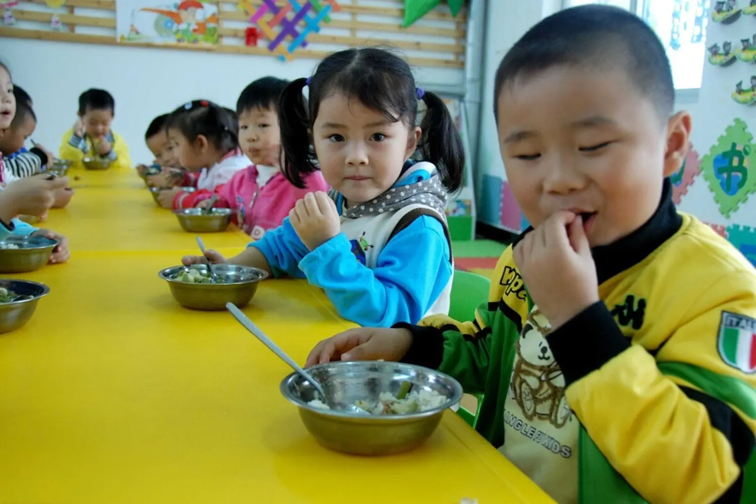 ลูกไปโรงเรียนผอ.มล.งผิดสังเกต แม่บังเอิญเห็นบัญชีโซเชียลของพนักงานครัวโรงเรียน ก่อนช็.อก