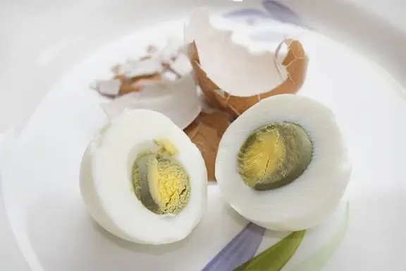 กินไข่ต้มที่มีวงสีเขียวรอบไข่แดง ปลอดภัยหรือไม่?