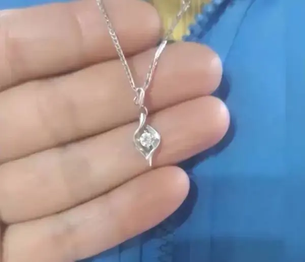 ลูกสาว 8 ขวบใส่เพชรกลับมาบอก "เพื่อนให้" แม่รู้ราคาจะเป็นลม แถมแม่เด็กชายไม่รับคืน!