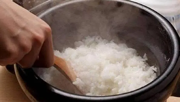 เวลาหุงข้าว อย่าใส่แค่น้ำ! เติม 2 อย่างนี้ ข้าวจะนุ่ม หอม อร่อยขึ้นทันที
