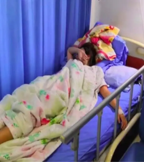 สาวน้อยปวดท้องหนัก-ถ่ายไม่ออก หมอตะลึงตรวจเจอ “ไข่มุก” ชานมอืดเต็มท้.อง