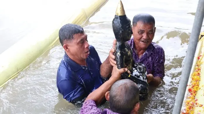 เลขหวยเกลี้ยงแผง ชาวบ้านแห่ร่วมพิธีสืบสานตำนาน อุ้มหลวงพ่อดำ 300 ปี สรงแม่น้ำท่าจีน ลุ้นรวย
