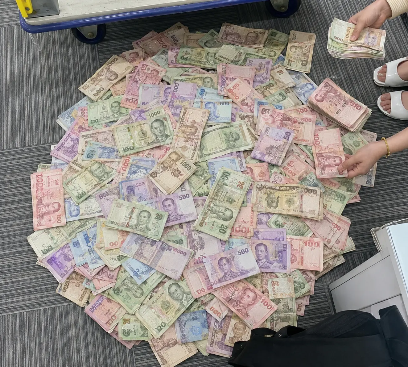 Thai tiền chất đống trên thảm sọc