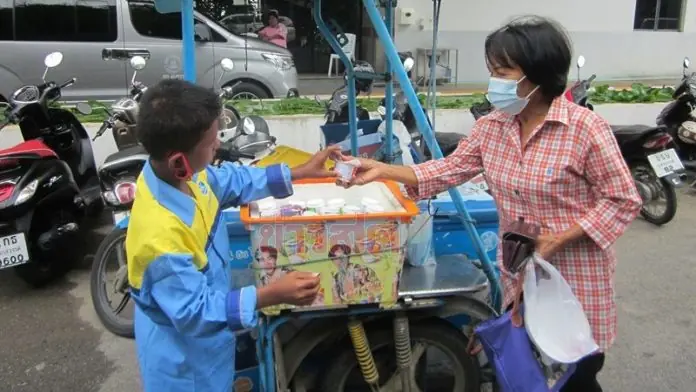 ผู้ใหญ่ในจังหวัดยื่นมือช่วย เด็กชายวัย 13 สั่.งห้.ามขายนมเปรี้ยวเลี้.ยงครอ.บครัว ให้กลับไปเ